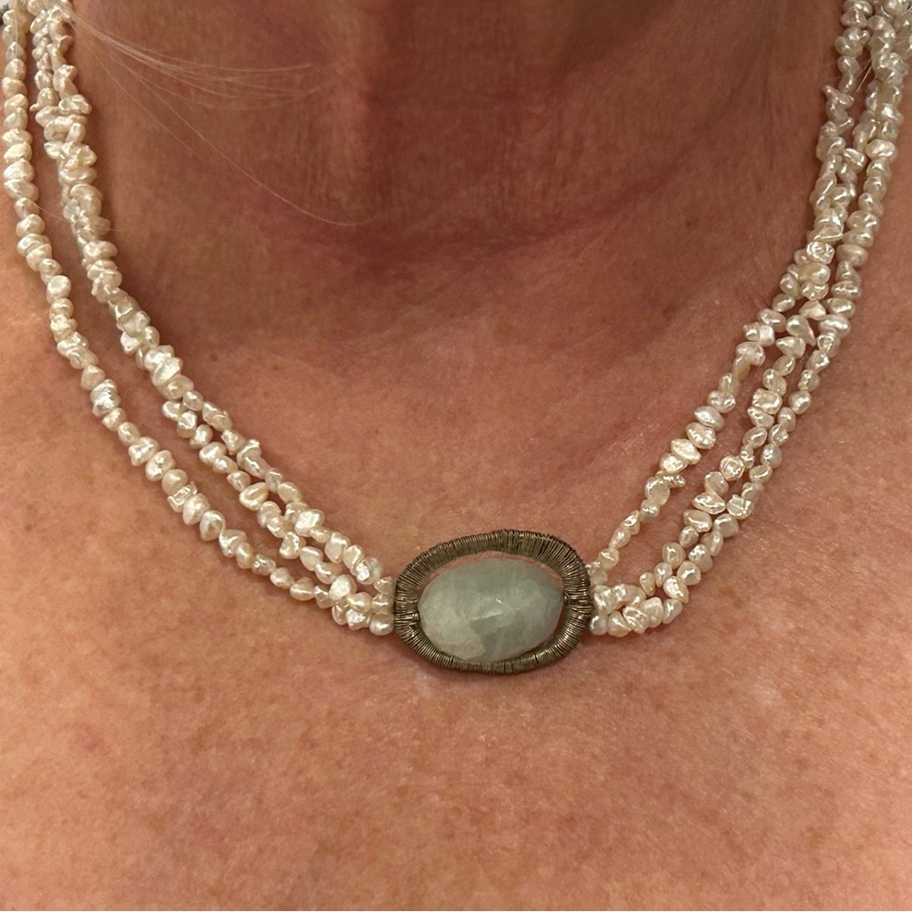 Stunning Pearl Necklace W/Jade Center stone